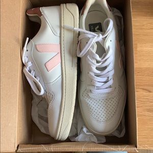 Veja v10 sneakers